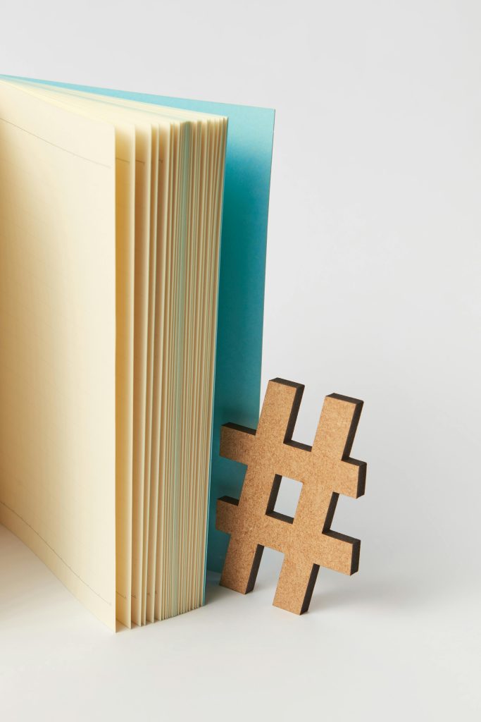 les professionnels de la communication doivent composer habilement avec les réseaux sociaux. Et dans l’univers digital, il existe un signe, qui est bien plus qu’un simple symbole. Le haschtag est la clé de la visibilité, de l'organisation, de l'engagement et de la performance. Quelles utilisations des hashtags envisager pour propulser votre stratégie média vers de nouveaux sommets sur les réseaux sociaux ?